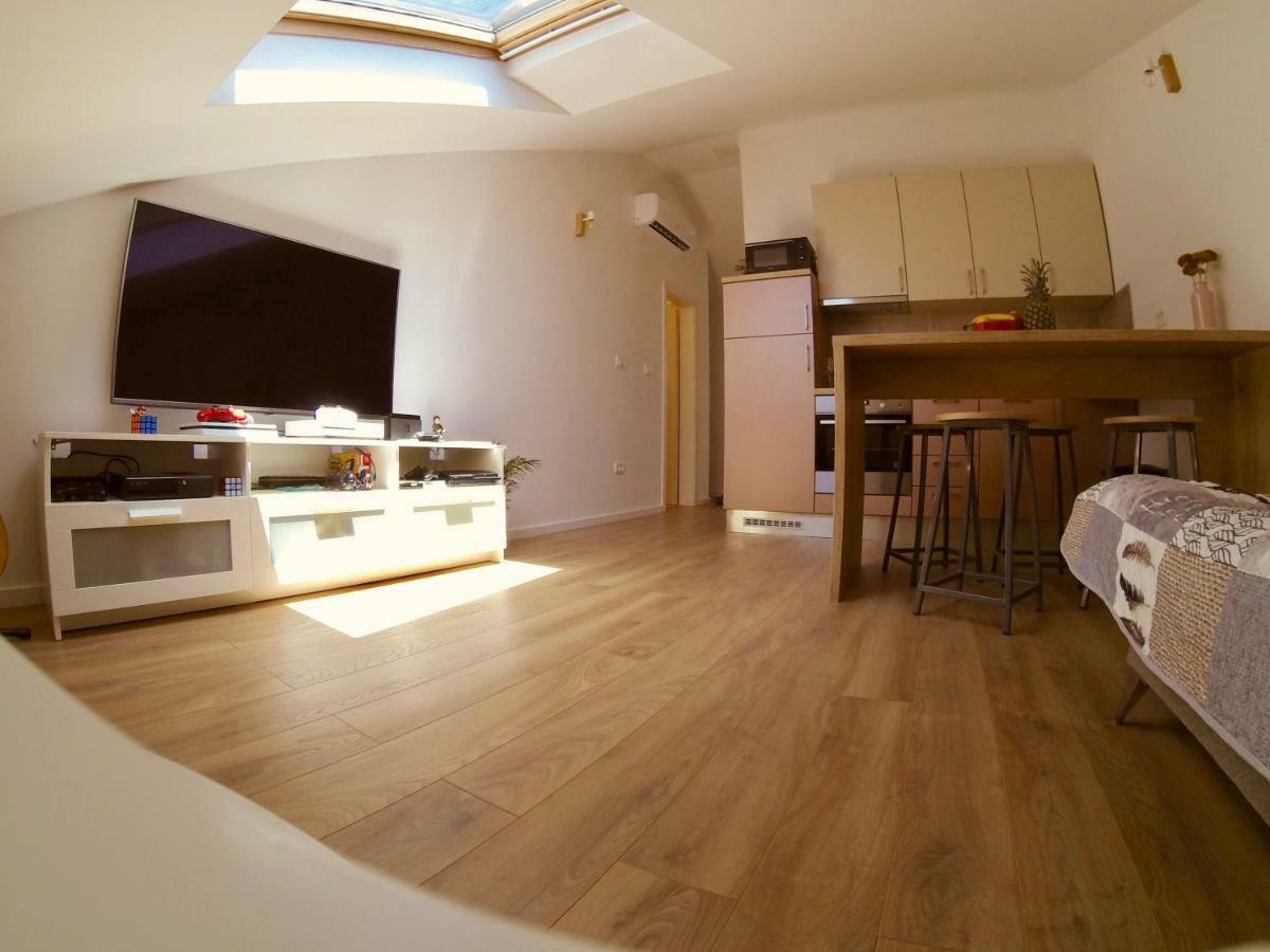 Geek Apartment Omiš Exteriör bild